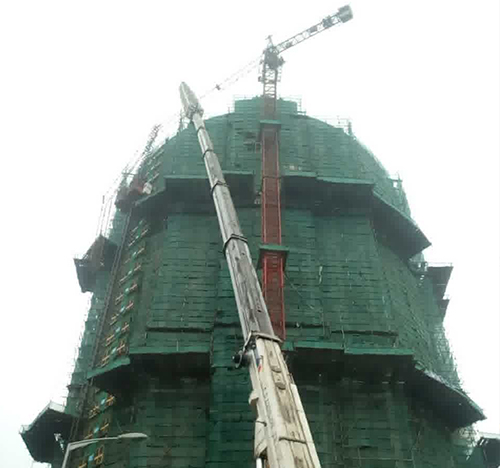 宁蒗吊车在工地上作业
